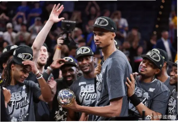 NBA超级顶薪合同是联盟为奖励顶级球员而设的高额薪资条款，其条件严格且复杂